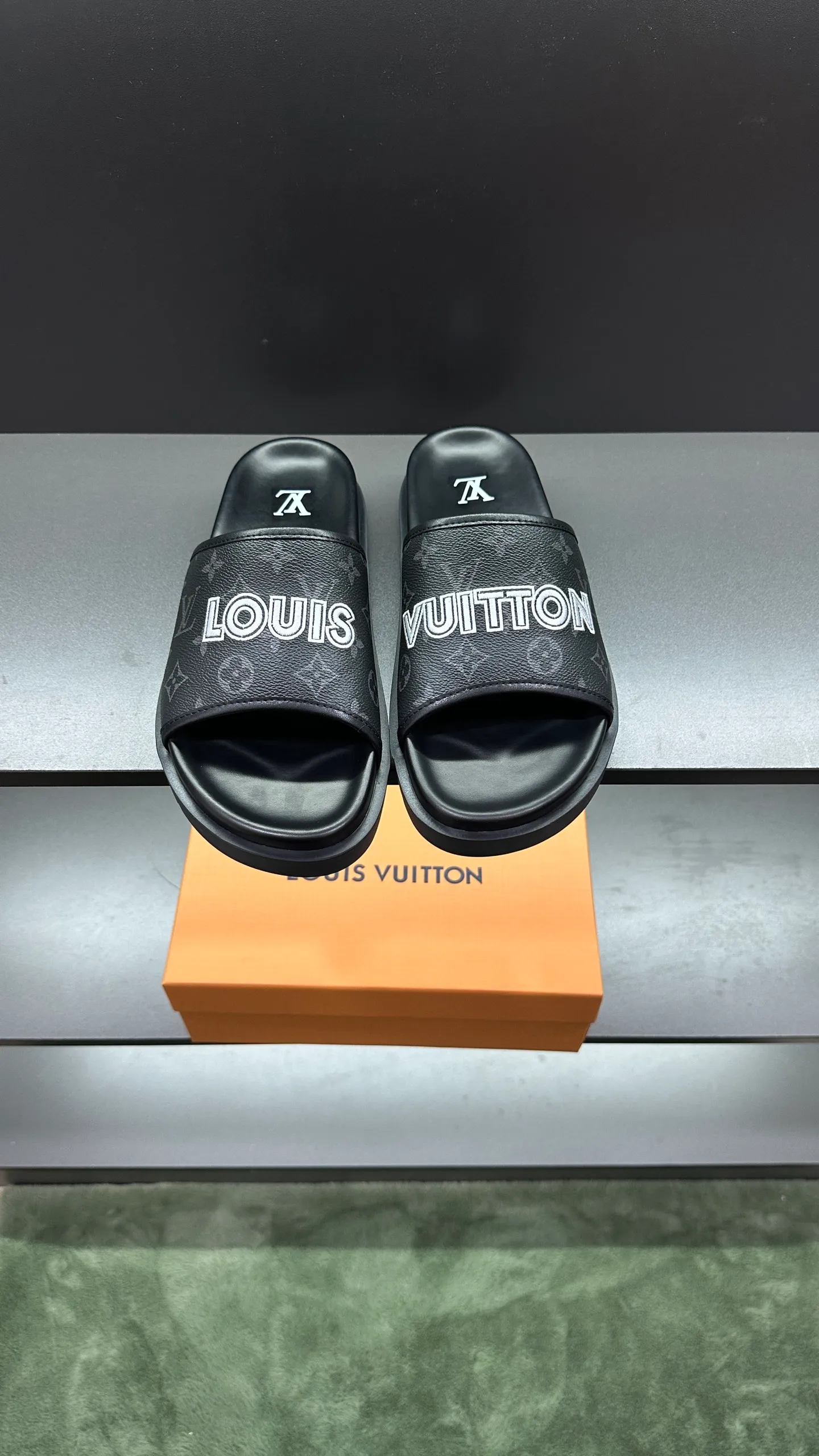 [L Home] P: 300💰Size: 38-45 Top purchasing lv men's summer slippers, classic presbyopia with soft real leather lining, unique color splicing effect, distinctive personality, fashionable and trendy essential style, light and comfortable. Lightweight and tough rubber insole, micro ridged foam outsole, super comfortable!